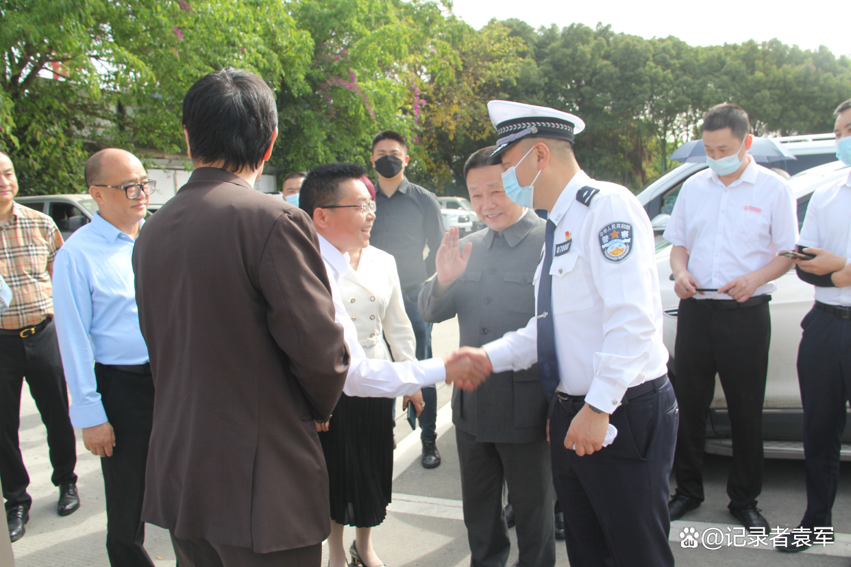 记者袁军被四川省公安厅高速公路公安局聘为“警风警纪监督员”