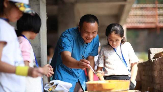 中央美术学院优秀学生深入基层体验贵州传统手工艺